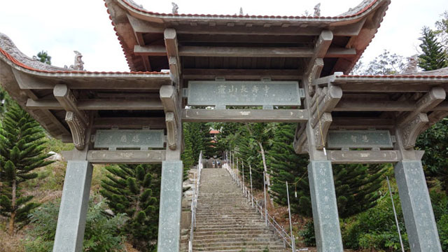 Cổng dẫn lên chùa núi Tà Cú Bình Thuận